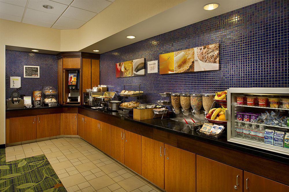 Fairfield Inn And Suites Cleveland Étterem fotó